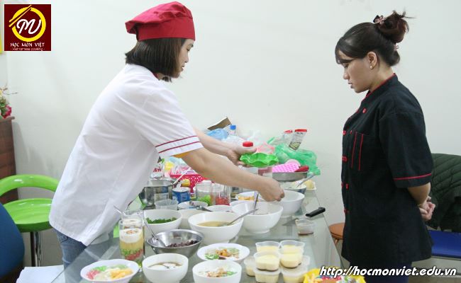 học viên thực hành tại khóa học nấu chè tại Học Món Việt