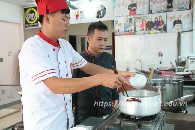 hình ảnh học viên khóa học nấu phở bò mở quán kinh doanh tại Học Món Việt