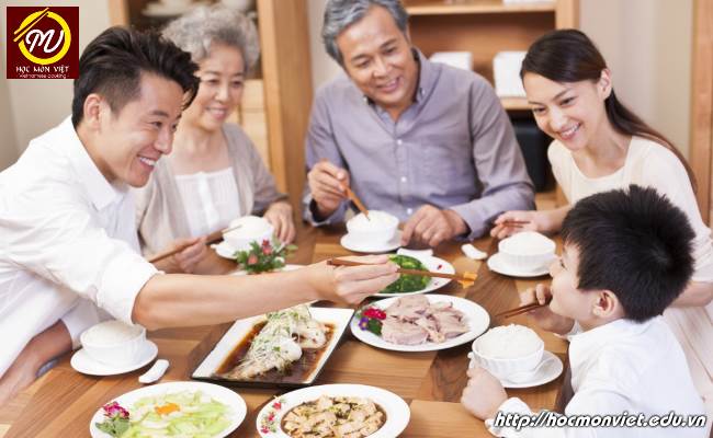 Một bức ảnh gia đình đang cùng nhau ngồi bên nhau và thưởng thức bữa cơm ngon lành với những món ăn quen thuộc sẽ đem đến cảm giác ấm áp và hạnh phúc cho bất kỳ ai. Hãy xem ảnh và cảm nhận niềm hạnh phúc của gia đình bạn!